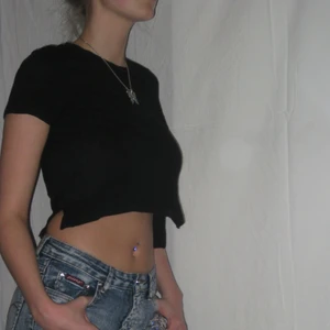T-shirt topp - En svart t-shirt topp med en slits på sidan. Använd fåtal gånger och är i bra skick. Passar mindre storlekar xxs/xs/s. Köparen betalar själv frakten!🌹 /Alva 