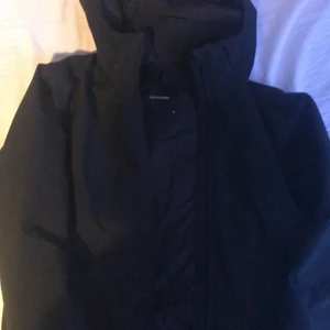 Peak performance jacka  - Säljer min gamla vinter jacka. Jackan är varm och vattentät, den har många bra fickor och skön luva!