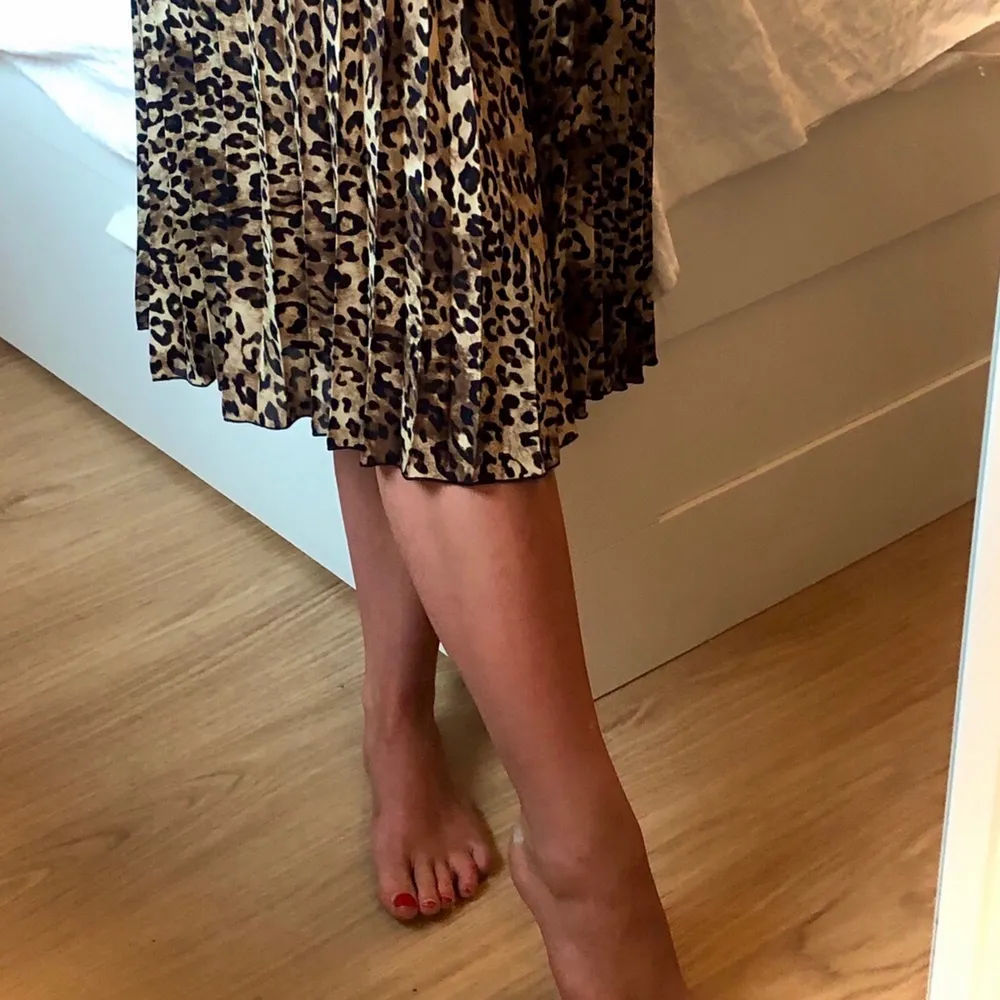 Fin kjol i leopard mönster, i ny skick! . Kjolar.