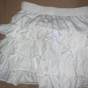 Vit volang kjol - Säljer denna så fina sommar kjol som jag köpt i Spanien. Den liknar hm kjolen som är vit volang. Den är använd 2 gånger och säljer den för endast 100kr❤️❤️❤️ (den är i storlek 13-14)