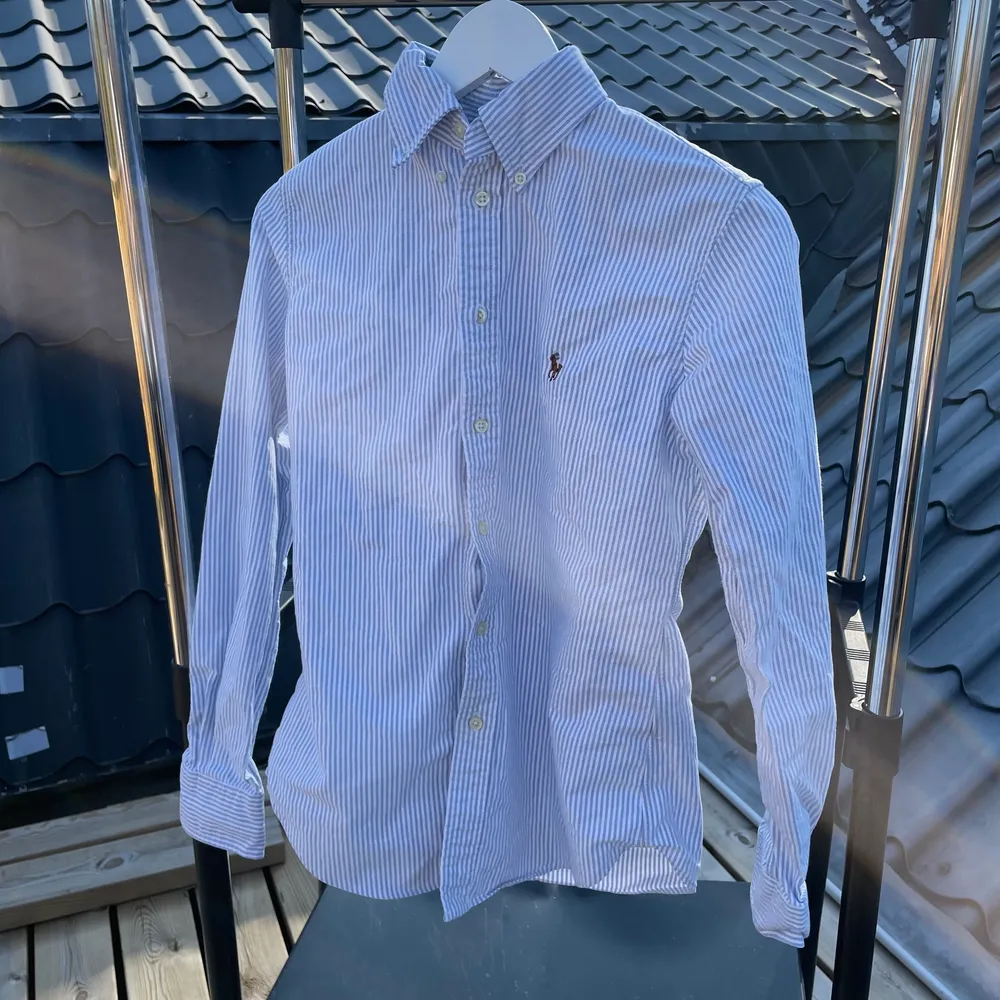 Skjorta från Ralph Raulen i storlek S. Använd fåtal gånger och är fortfarande i väldigt bra skick! Möts upp i Ljungby eller fraktar för 57 kr (endast spårbart). Skjortor.