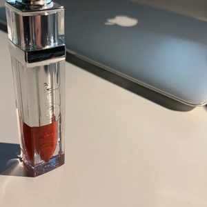 Dior läppstift - Så härligt dior läppstift/ glans i färgen 869. Helt ny och har endast testat. Så fin färg som skulle passa sjukt bra i sommar☀️ Produkten är helt äkta och inga skador eller liknande. Produkten är även helt full och som ny. Känn dig fri att meddela mig om du har frågor eller om du är intresserad💕