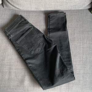 Svarta levis jeans med tajt passform. Strl 24, modell Mile High Super Skinny. Sköna och som nya! 