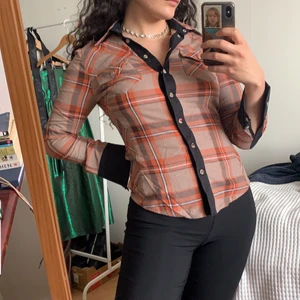 Skjorta Karen Millen - Jättejättebekväm skjorta från Karen Millen. Chockad nästan. Så snygg och skulle passa asbra med en skinnjacka. Stlk 38 ☝️