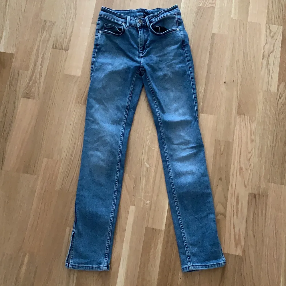2NDDAY Jeans. De är litet använda, men ser som nya ut. Köpta får några månader sedan, men har bara haft på dem ett fåtal gånger. Bra kvalite.. Jeans & Byxor.