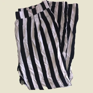 Randiga byxor - 🌟 Nedsatt pris, doneras snart!🌟 🪞 Svartvita randiga kostymbyxor. Resår i midjan. Aningen croppade i längd. 🪞5/5 skick. 