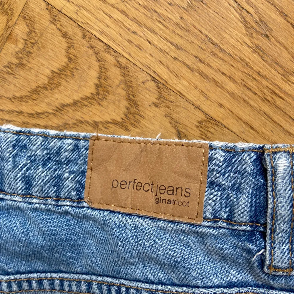 Jeans från Ginatricot. Säljer då de har blivit för små för mig. Jeansen är i storlek 34 och har några slitningar på vissa ställen, dock antar jag att det är meningen att det ska vara så. Köparen står för frakten💖. Jeans & Byxor.