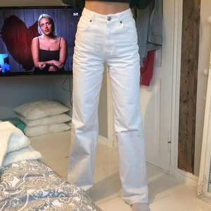 Helt nya oanvända jeans från Zara. Dom är i storlek 34 och modellen wide leg. Perfekta till sommaren!!🍹🍹💖 PRIS KAN DISKUTERAS 