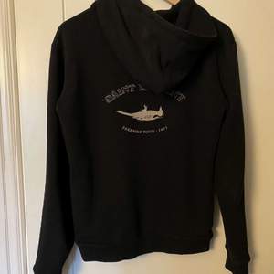 Säljer min Saint Laurent hoodie, köpt i januari och den är för liten för mig, vanligt hoodie material. Storlek xs. Nypris 7700kr, säljer för 2000kr✌🏻🥰