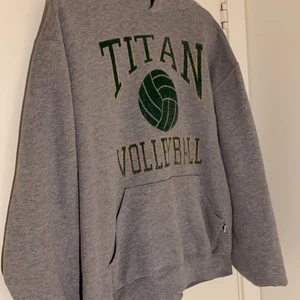 College vintage hoodie - Skitsnygg college hoodie i vintage. Storlek M och väldigt baggy i modellen. ✌🏼  bud höjs med 50kr annars köp direkt 600kr:)