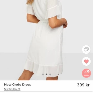 Vit klänning  - Superfin vit klänning från sisters point (köpt på Nelly) hade tänkt ha den till studenten men jag ångrade mig och var för sent att skicka tillbaka. Så är helt oanvänd. Skriv om du vill se bilder hur den ser ut på! Nypris 399, mitt pris 300 inklusive frakt🥰