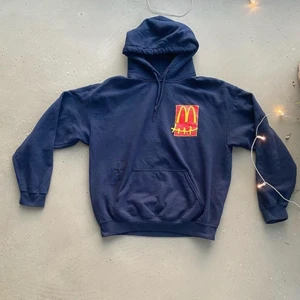 Travi scott X Cactus jack och McDonalds  - Travis scotts senaste merch släpp tillsammans med McDonalds och Cactus jack! Jävligt hypad kollektion där resale priserna går upp. Skriv om ni vill se mer! Köp direkt för 2000kr 