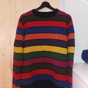 Gant stickad tröja  - Stickad Gant tröja liten skada på vänster sida på bröstet av tröjan lagad med svart tråd. 