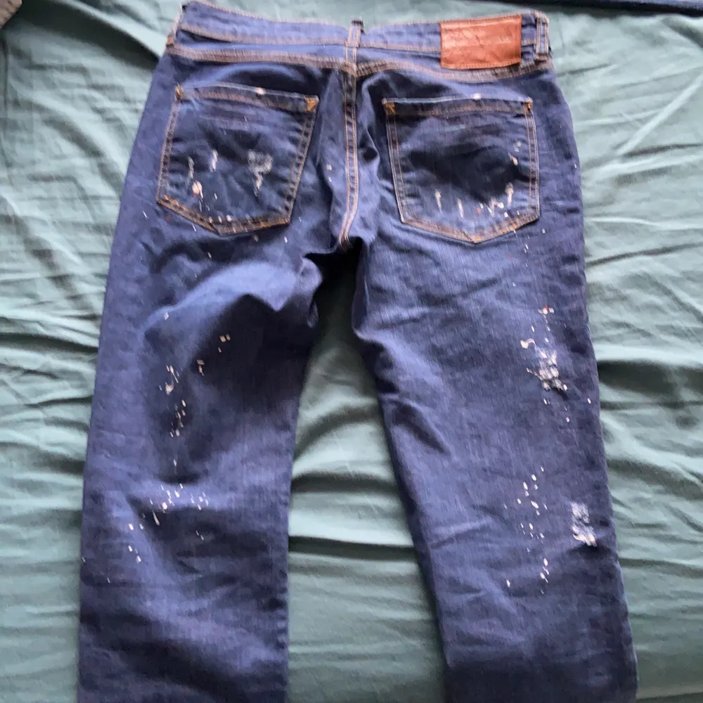 Säljer mina jeans pågrund att dom bara ligger där eftersom jag växt ut som finns ej kvitto eftersom fick dom som present av en släkting men dom är 100% äkta. Pris kan diskuteras.. Jeans & Byxor.