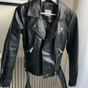 Vero Moda  - Skinnjacka, strl S, i bra skick, använd max 5 gånger. Köparen står för frakt 🥰 