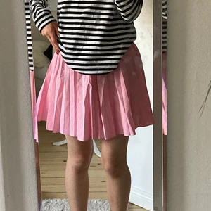 söt rosa kjol - söt rosa plisserad kjol💕 köpt för runt 150 kr