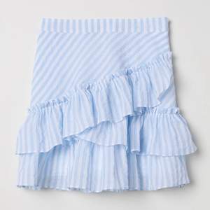 Säljer denna super söta kjol från h&m, jätte bra skick och perfekt nu till sommaren!💕