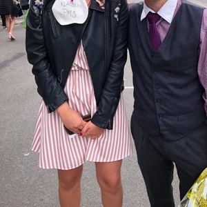 Randig klänning  - Säljer min skolavslutningsklänning från nian. Den är bara använd en gång och är som ny. 💖