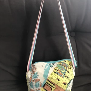 Replay vårjacka väska M - Jackan kan enkelt omvandlas till midjeväska eller väska. Det står på jackan att storleken är L men motsvarar storleken M