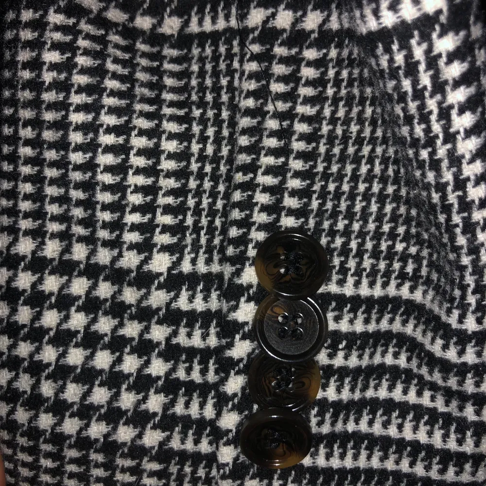 En pull and bear kappa som e mönstrad. Fick den i present och tänker sälja eftersom har aldrig använt. Kappan är i storlek XS. Jackor.