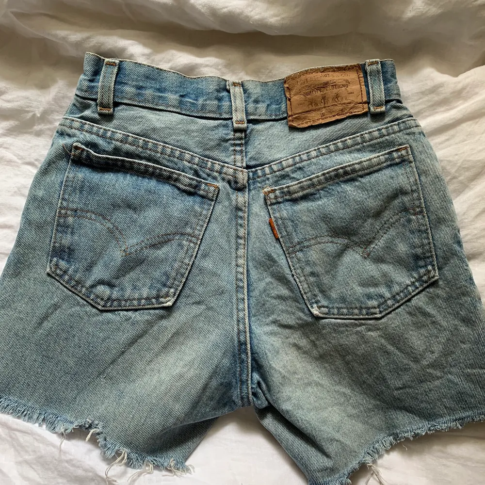 Säljer de här vintage ljusblåa Levi’s shortsen i storlek XS/34, eftersom de är för små. Frakt ingår inte i priset. Kan skicka spårbart via postnord för 66 kr om det önskas💕. Shorts.