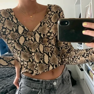 Topp från bershka - En body från Bershka som kan användas både som en body men även ha som en vanlig topp som jag har på bilden! Bara använd ett fåtal gånger! 80kr + frakt