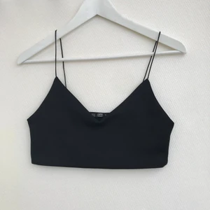 Zara festtopp - Svart festtop i silkesmaterial från Zara. Storlek M men passar även en S med lite större bröst. Kunde inte hitta någon bild från hemsidan då jag glömt vad modellen heter men kan skicka fler bilder i DM. Använd endast vid ett tillfälle så den är i nyskick. Fraktar paketet gratis. Skriv om du har frågor💕