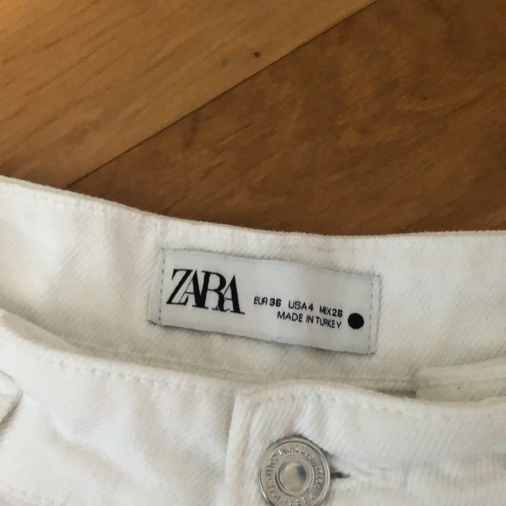 Ett par vita fina jeans köpta på Zara förra året! Älskar dem men hann tyvärr inte använda dem så mycket innan de blev för små. :( Den första bilden är lånad, men jag är 158 ca lång och de va väldigt långa och baggy på mig, nästan lite för långa. Jag har vanligtvis storlek 36/38 men när ah köpte dem hade jag 34/36. 150 kr + frakt!😍🚚🙌 Skriv om ni har några frågor!❤️. Jeans & Byxor.