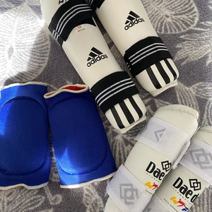 Taekwondo skydd  - Jag säljer mina Taekwondo skydd. Allt i bilden ingår i priset, dvs armskydd, benskydd samt armbågsskydd. ✨✨ Priset går att diskutera💛
