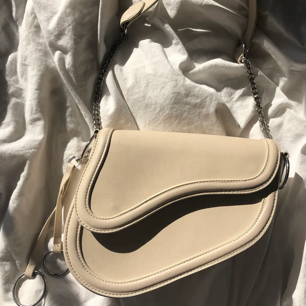 Beige väska från Gina Tricot, använd ett fåtal gånger! . Accessoarer.