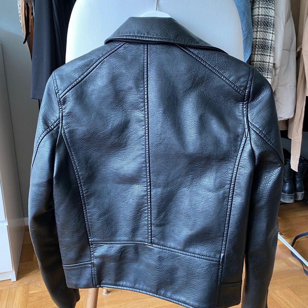 Black faux leather jacket from H&M. Brand new, selling it because it is a little small on me. Size 34. Jackor.