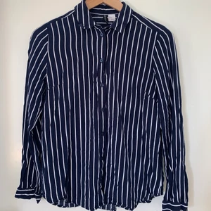 Blå/vit skjorta - Svin snygg skjorta, en riktigt go to när man ska vara lite lagom uppklädd hahah🥰 lite sliten på ena kragen (se bild), men tror att det kan vara ganska lätt att fixa! (Har tyvärr inte dom kunskaperna haha) 