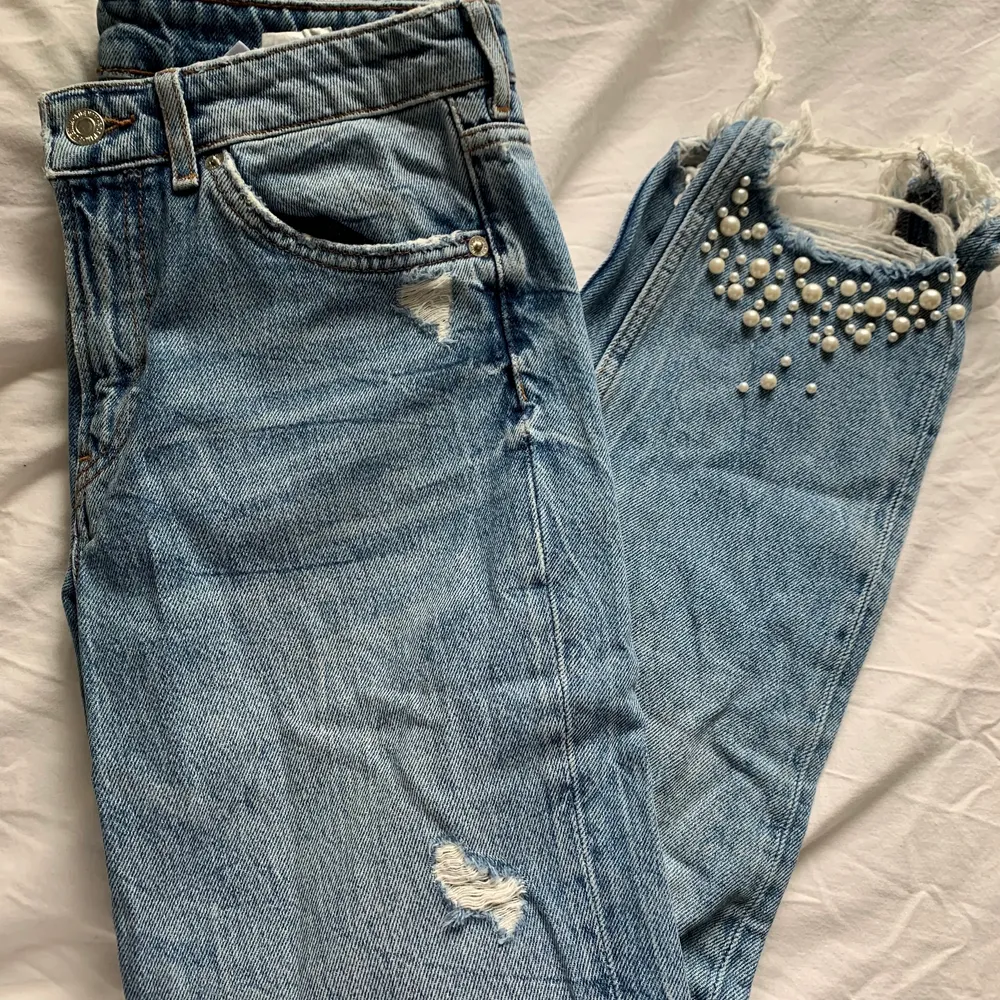 Jeans med pärlor och slitningar. Storlek 27(S) girlfriend modell. Bra skick . Jeans & Byxor.