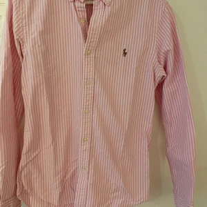 Skjorta  - Säljer min polo Ralph Lauren skjorta för 200kr använd ett par gånger storlek m.