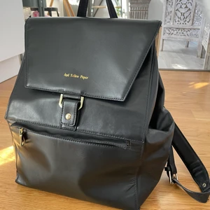 Ryggsäck, and yellow paper  - Ord. Pris 5.500.