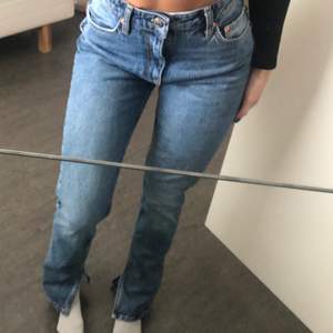 Säljer dessa jeans från Gina Tricot i storlek 36. Dem är i en normal blå tvätt och har en slits nertill på insidan. 