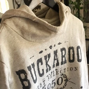 Äkta Buckaroo design Sweatshirt  - Köpt för 500 kr, har cool krage och print. Obs har två små fläckar så vid intresse kontakta för fler bilder 