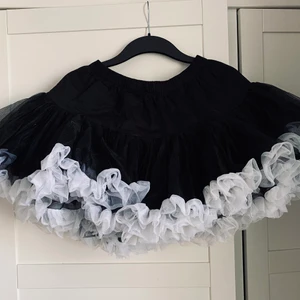 Hell bunny-kjol i tyll - Svartvit tyllkjol, gott skick 