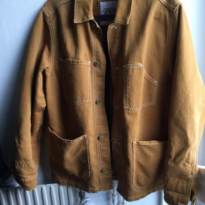 Worker jacka  - Snygg tunnare jacka från Zara Man. Den är ljust senapsgul/matt gul i färgen. Första bilden visar färgen bäst. Lätt oversize på mig som är XS. Katt finns i hemmet.