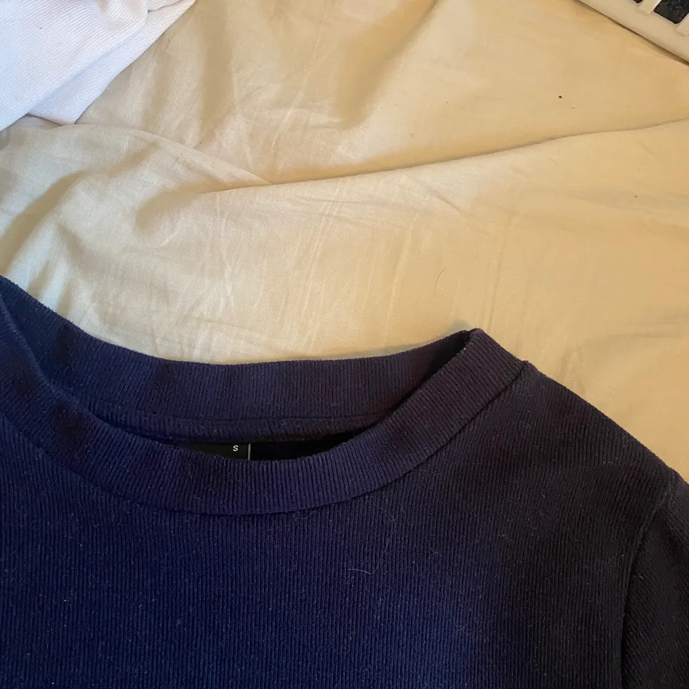 Marinblå långärmad tröja från Gina Tricot 💛 Vid i armarna 💛 Jätteskönt material 💛 Frakt tillkommer 💛. Tröjor & Koftor.