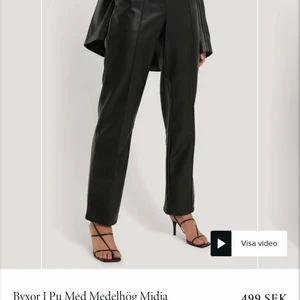 Skinnbyxor NAKD - Superfina byxor från NAKD som tyvärr inte passar längre. Där man sätter bälte har en lossnat (se sista bilden) som jag fixat med säkerhetsnål. Superlätt att sy tillbaka den, någon liten vit fläck (se bild 2) men i övrigt som nya. Storlek 38💖