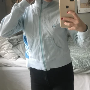 Adidas tröja - Tröja från adidas köpt på humana för ett år sen. Kommer tyvärr inte till användning 💕