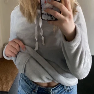 mys-tröja från Twilfit - En stört mysigt tröja som är dessto mysigare inuti! Använd ett fåtal gånger av mig men inte min ursprungligen därför vet jag inte exakt men den ser ut som ny. Det ser ut som det ska vara ett liknande band ned till som det är upp till men det finns tyvärr inte kvar. Skriv privat för fler bilder och mer info. Pris och byten kan alltid diskuteras!❤️