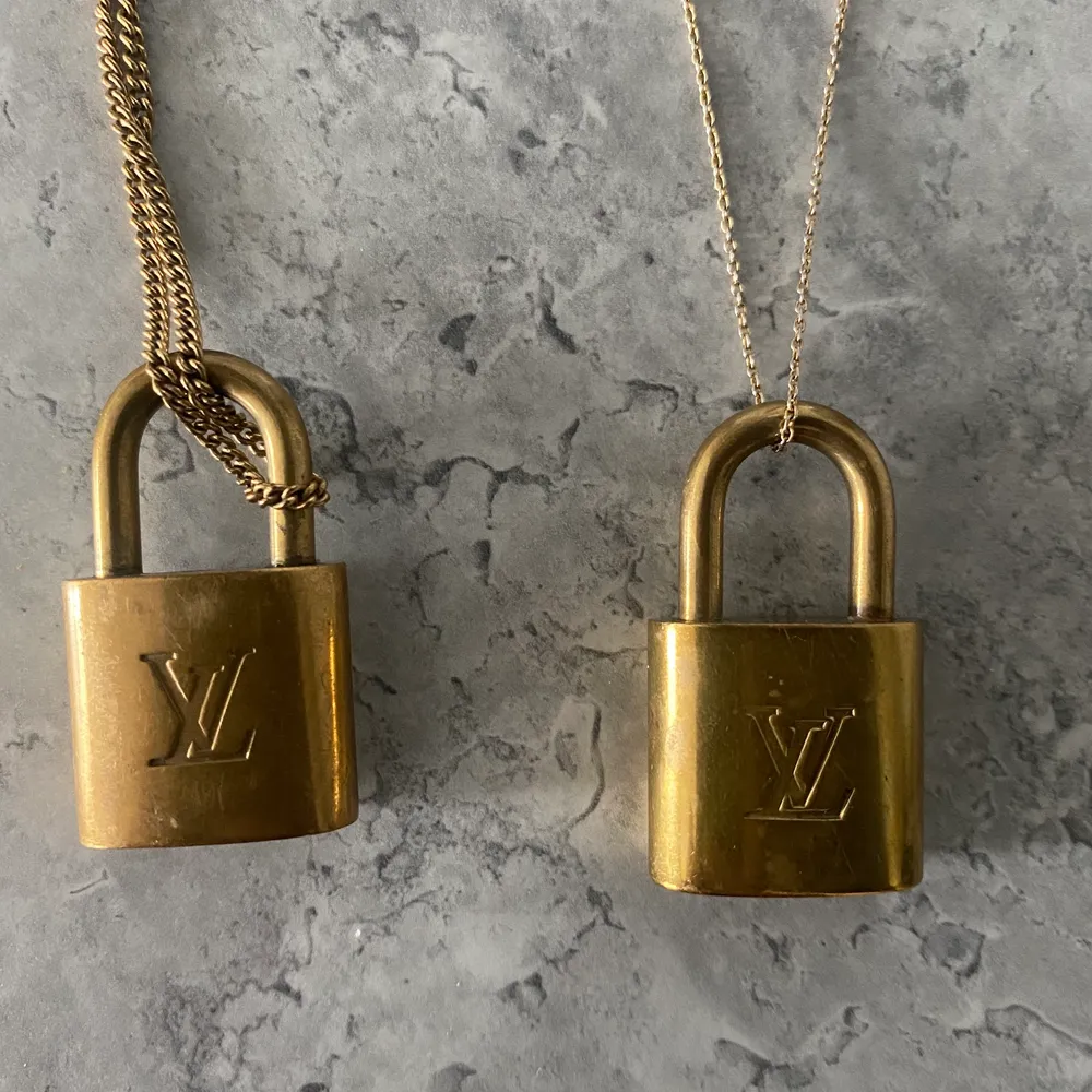 Säljer båda Louis Vuttion vintage key halsband! Sälja separat! Skriv om det är intresse. Accessoarer.