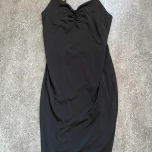 Lång klänning  - Svart jättefin lång klänning med liten detalj, det är två lager så de översta lagret som är längre och genomskinligare syns längst ner. Andvänd en gång! Skulle även kunna passa M
