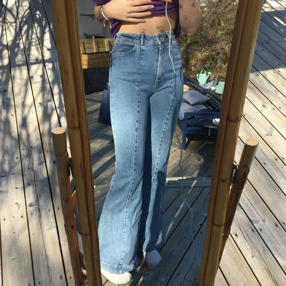 Högmidjade Flared 80-tals inspirerade jeans! Har använt dessa 1 gång så är i bra skick. DM:a mig om ni har några frågor! ☮️🌿🌟🌼. Jeans & Byxor.