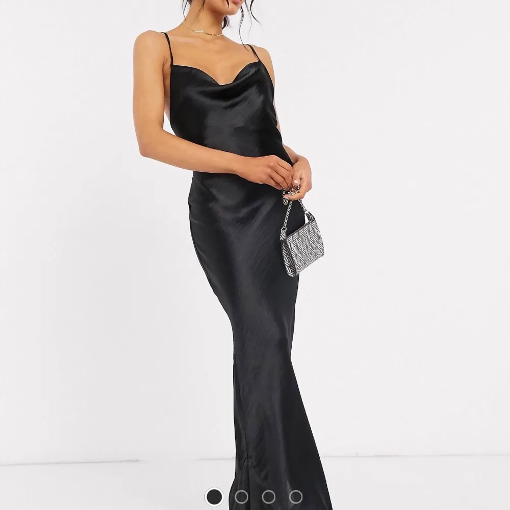 Superfin svart silkesklänning från asos. Aldrig använd med taggar kvar. Klänningar.