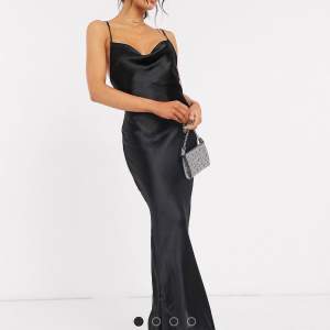 Superfin svart silkesklänning från asos. Aldrig använd med taggar kvar