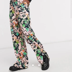 Blommiga byxor - ASBALLA blommiga byxor fr COLLUSION. Köpta för 400KR mitt pris 150KR, endast testade ett fåtal gånger men utan prislappar osv kvar (bilder lånade) de är i storleken XS men jag skulle säga att byxorna är lite stora i storleken och passar någon som har S också, beroende på hur man vill att de sitter💖💖