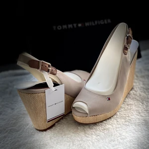 Tommy Hilfiger pumps storlek 37 - Oanvänd Tommy Hilfiger pumps,prislapp på,klackhöjd:10cm och plathöjden 2,5 cm finns i storlek 37. Frakt ingår.